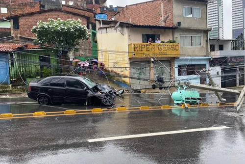 
				Veículo derruba poste, fica cercado por fios e interdita via movimentada de Maceió
			
			