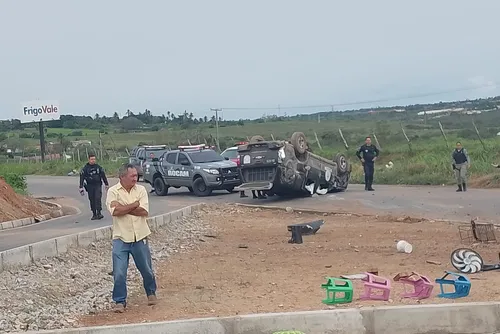 
				Vídeo: PMs ficam feridos após capotamento de viatura em Arapiraca
			
			
