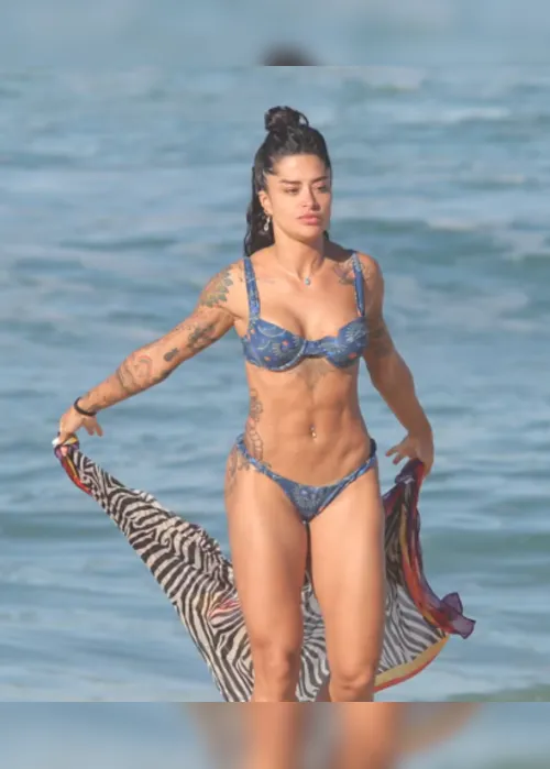 
			
				Aline Campos exibe corpo definido em dia de praia
			
			