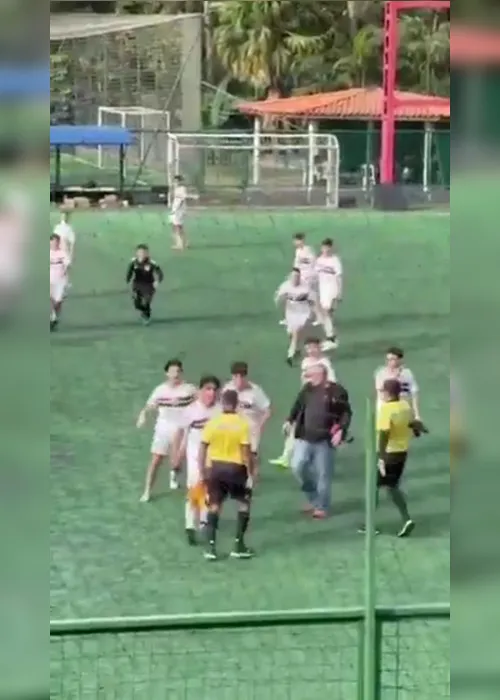 
			
				Árbitros e jogadores brigam em campeonato sub-17; veja o vídeo
			
			