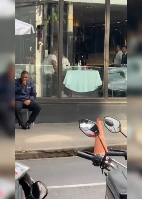 
			
				Assessoria de Henri Castelli nega affair com influencer, mas vídeo expõe encontro secreto e beijos
			
			