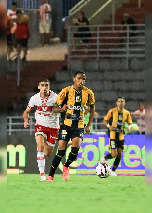 
				CRB massacra Novorizontino com goleada e respira na Série B: 4 a 0

			
