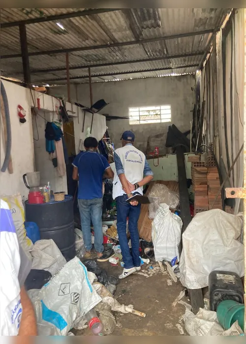 
				Cadeira pendurada e roedores: casa na Santa Amélia acumula duas caçambas de entulho
			
			
