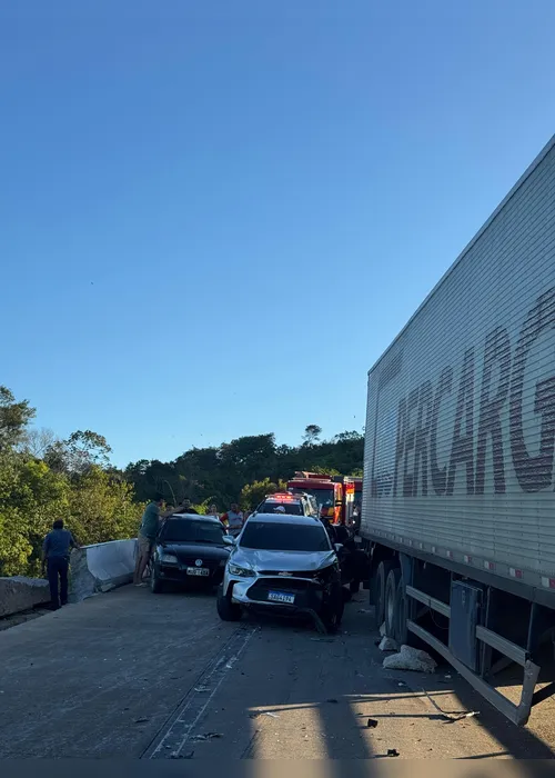 
			
				Vídeo: motorista morre após caminhão arrastar veículos e causar engavetamento em Junqueiro
			
			