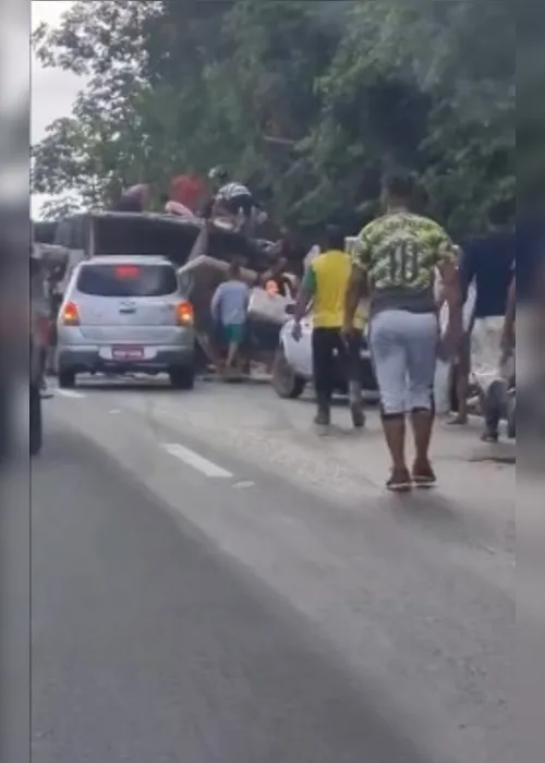 
				Caminhão com móveis tomba em Flexeiras e carga é saqueada pela população
			
			