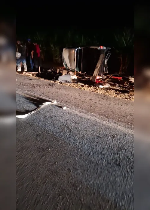 
				Caminhão tomba após colisão com carro em Penedo
			
			