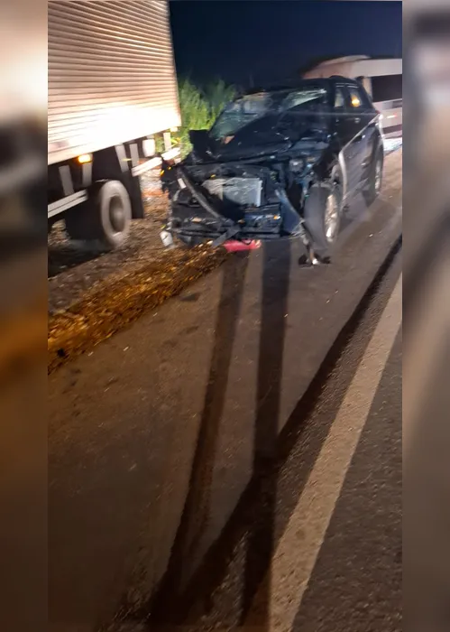 
				Caminhão tomba após colisão com carro em Penedo
			
			