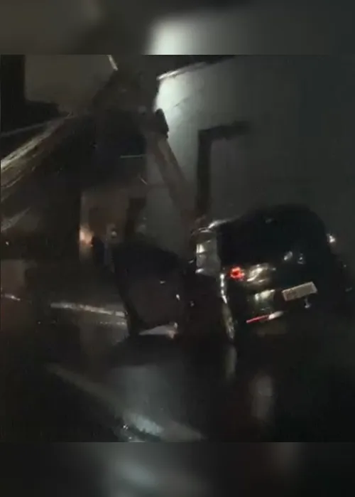 
			
				Carro colide com poste e fica destruído na Leste-Oeste, em Maceió
			
			