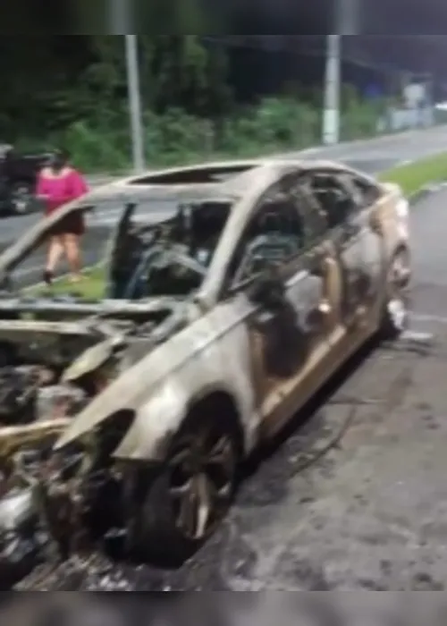 
				Carro fica totalmente destruído após incêndio na Durval de Góes Monteiro
			
			