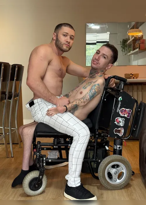 
				De nude de famoso a cena com cadeirante: Muso do OnlyFans quebra tudo e fatura alto
			
			