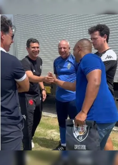 
				Diretoria do CSA recepciona elenco do Vasco no CT Gustavo Paiva; veja o vídeo
			
			