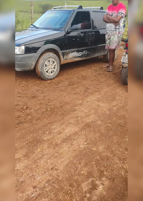 
				Eletricista é morto a tiros dentro de carro em Porto Real do Colégio
			
			