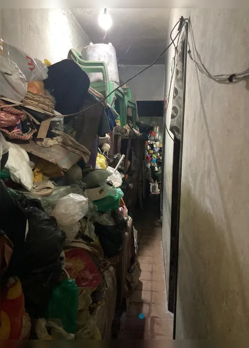 
				Escorpião e ratos: veja como vivia mulher que acumulava entulhos há 25 anos
			
			