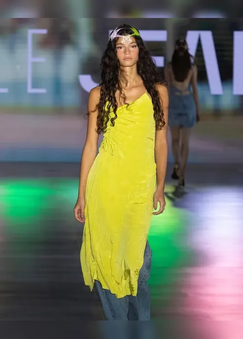 
				Estreante nas passarelas, enteada de Isabella Santoni é comparada a Zendaya
			
			