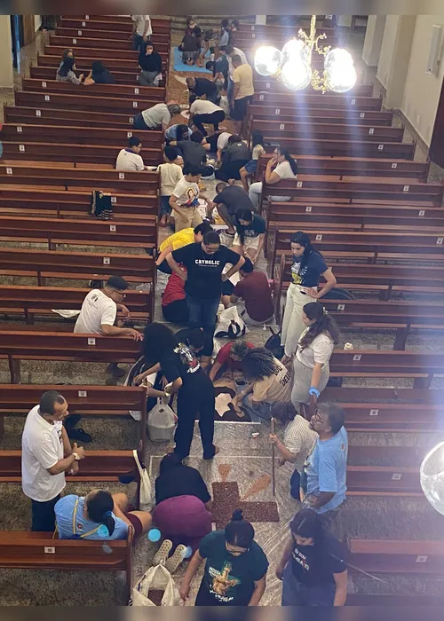 
			
				Fiéis de paróquia no Tabuleiro confeccionam tapetes em corredor de igreja
			
			