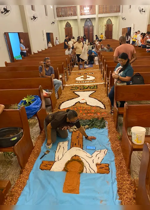 
			
				Fiéis de paróquia no Tabuleiro confeccionam tapetes em corredor de igreja
			
			