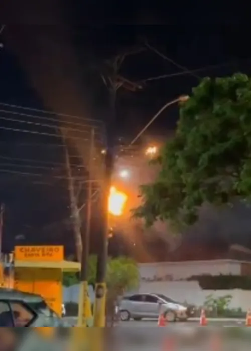 
				Fogo atinge poste próximo à Igreja de Santa Rita, no Farol
			
			
