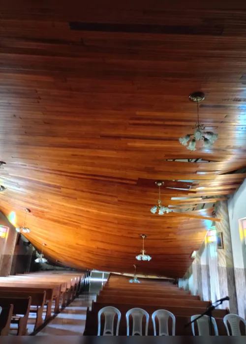 
			
				Forro de igreja da Casa do Pobre desaba no Vergel do Lago
			
			