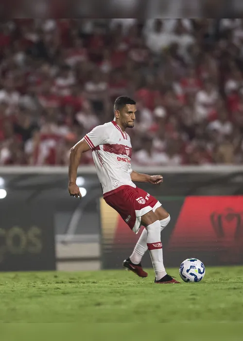 
				Galo de Duas Faces: Imponente em Casa, Inofensivo Fora
			
			