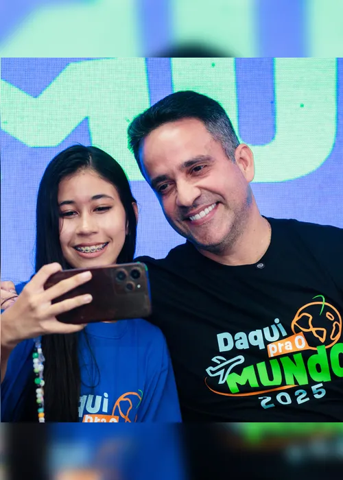 
				Governador entrega 100 kits de viagem para alunos que farão intercâmbio na Inglaterra
			
			