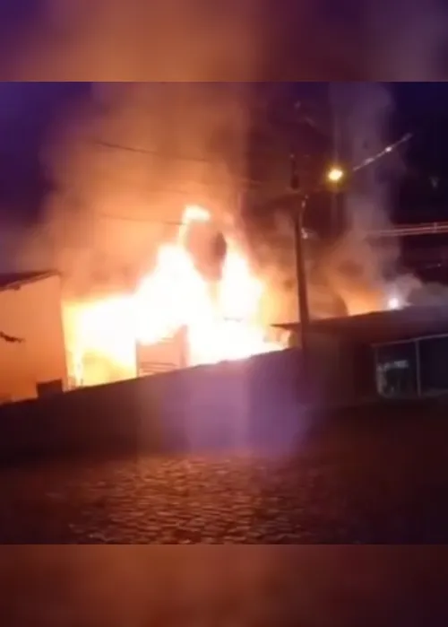 
				Incêndio destrói três veículos estacionados em garagem em Igaci
			
			