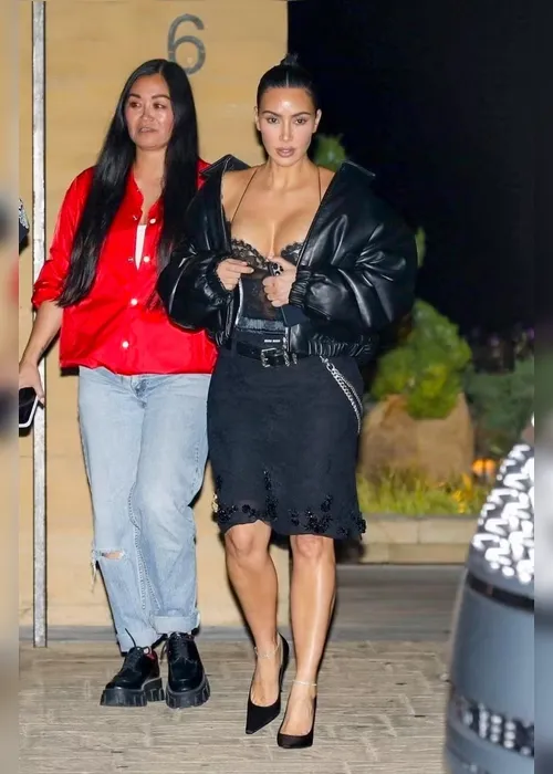 
			
				Kim Kardashian usa lingerie decotada em passeio
			
			
