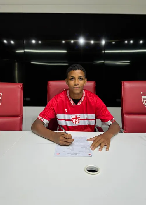 
				Luiz Miguel, da base regatiana, assina primeiro contrato profissional com o CRB
			
			