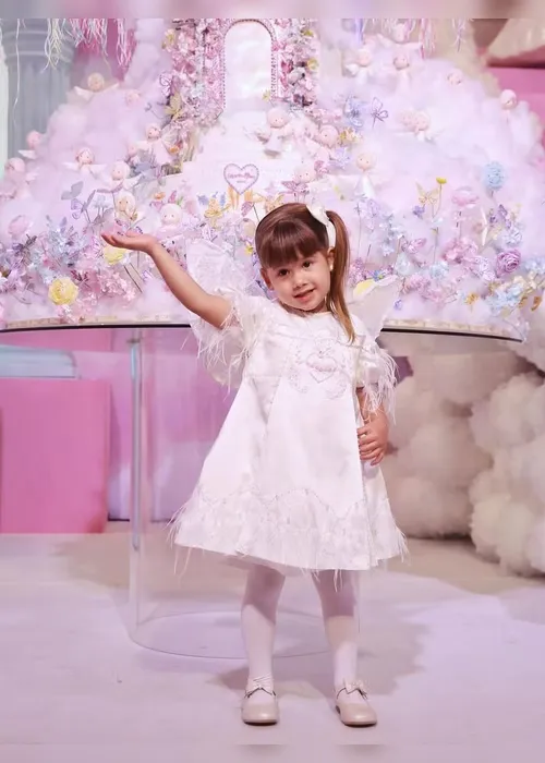 
			
				Maria Alice ganha bolo luxuoso de mais de 2 metros
			
			