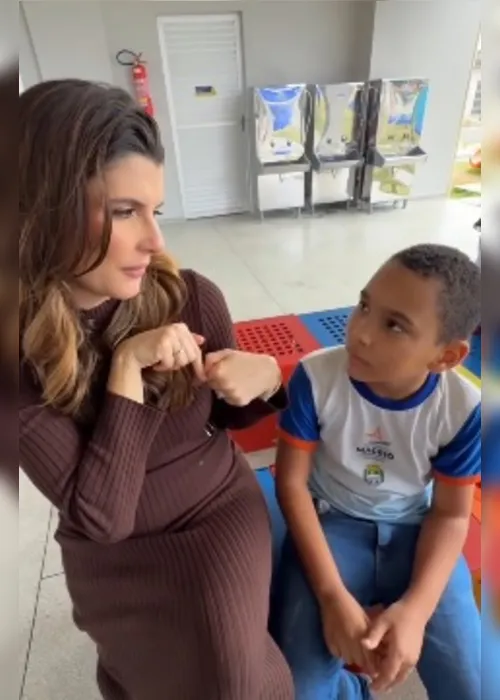 
				Marina Candia interage em inglês com aluno da rede municipal e vídeo viraliza; veja!
			
			