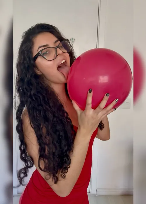
			
				Musa +18 fatura alto com fetiche inusitado por balões; saiba mais!
			
			