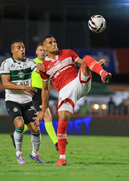 
				No finalzinho, CRB perde para o Coritiba e segue na 10ª posição da tabela da Série B: 1x0

			