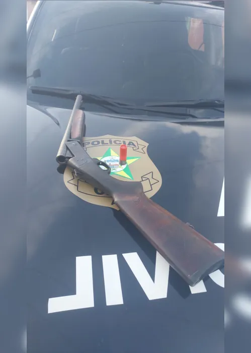 
				"Paiol" do crime: polícia prende mulher e encontra casa usada por facção para guardar armas
			
			