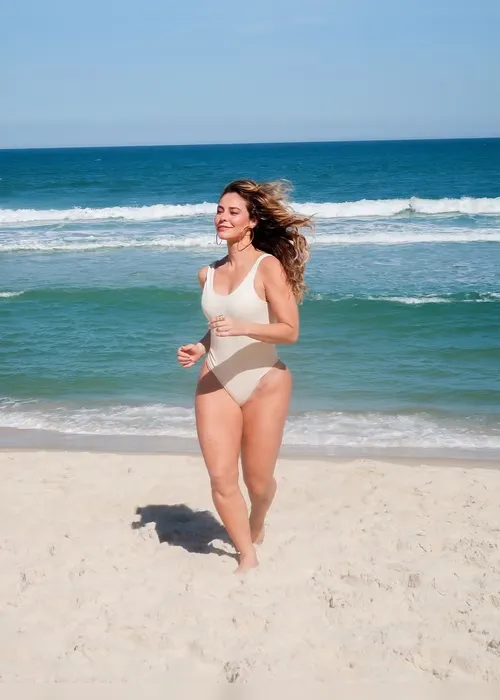 
			
				Paolla Oliveira posa à la 'Baywatch' em praia no Rio
			
			