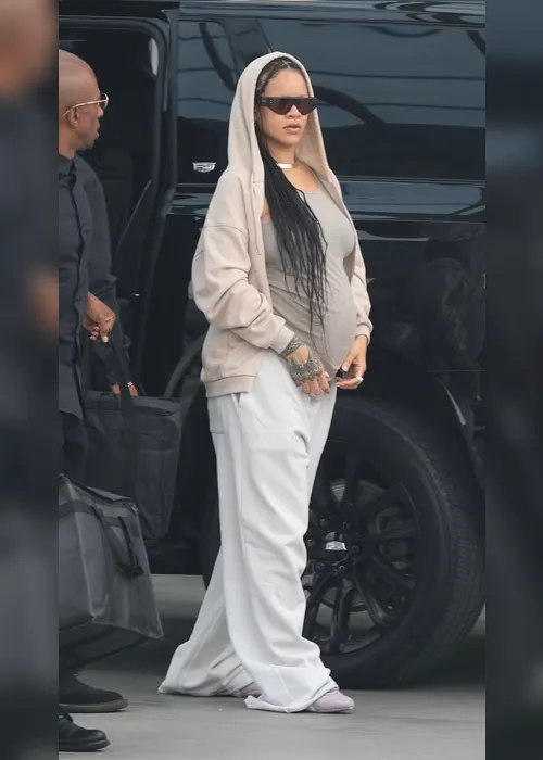
				Rihanna destaca barrigão da terceira gravidez
			
			