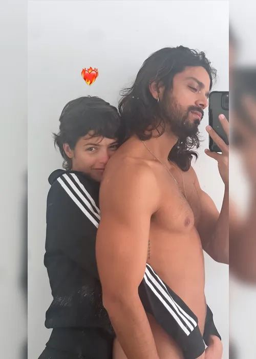 
			
				Rodrigo Simas posa pelado em clique com Agatha Moreira
			
			