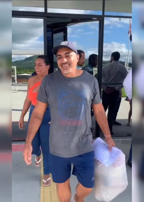 
				'Segurança do amor' é solto após três dias preso e celebra em vídeo: "Lili cantou"
			
			