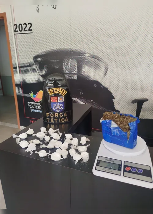 
				Suspeito é preso vendendo drogas a mando de líder do tráfico em Paripueira
			
			