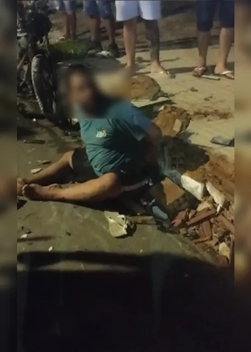 
			
				Suspeitos de roubo à mão armada são detidos após serem agredidos por moradores em Maceió
			
			