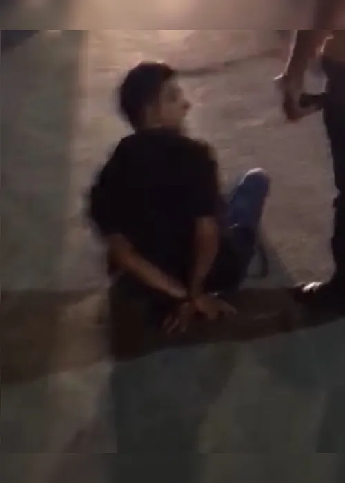 
			
				Suspeitos de roubo à mão armada são detidos após serem agredidos por moradores em Maceió
			
			