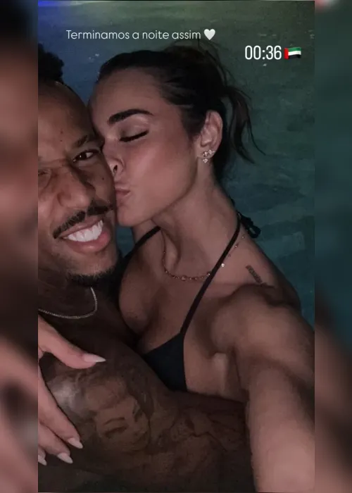 
				Tainá Castro e Eder Militão posam agarradinhos em piscina na lua de mel
			
			