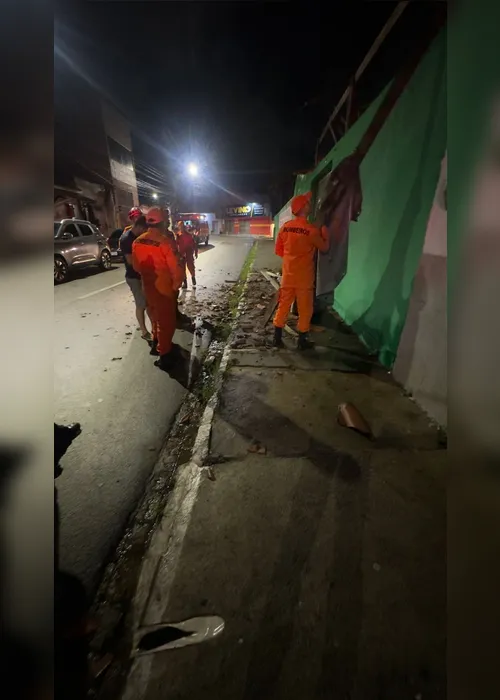 
			
				Telhado de escola em Arapiraca desaba e mobiliza bombeiros
			
			