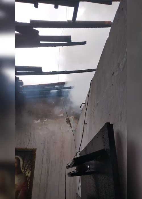 
			
				Telhado e cômodos destruídos: veja como ficou casa de idosa atingida por incêndio
			
			