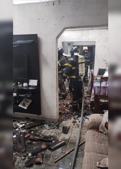 
			
				Telhado e cômodos destruídos: veja como ficou casa de idosa atingida por incêndio
			
			