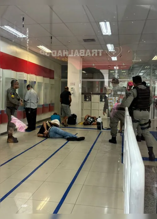 
				Dupla é presa suspeita de tentar aplicar golpe em agência bancária no Centro
			
			