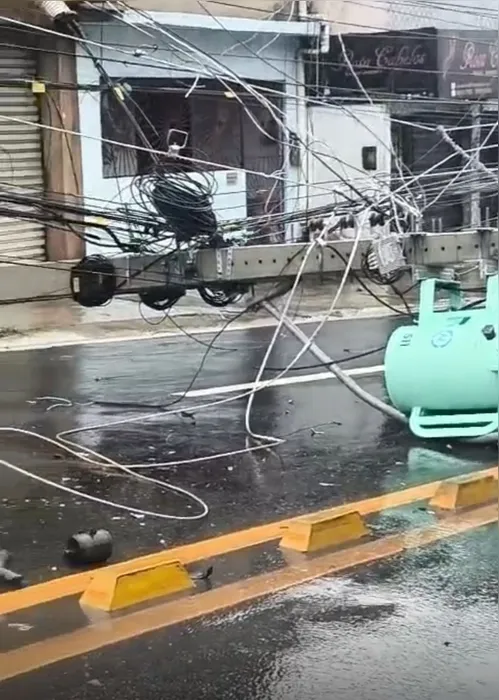 
				Veículo derruba poste, fica cercado por fios e interdita via movimentada de Maceió
			
			