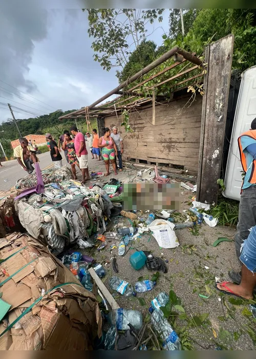 
				Vídeo: caminhão com materiais recicláveis tomba e deixa um morto em Matriz do Camaragibe
			
			