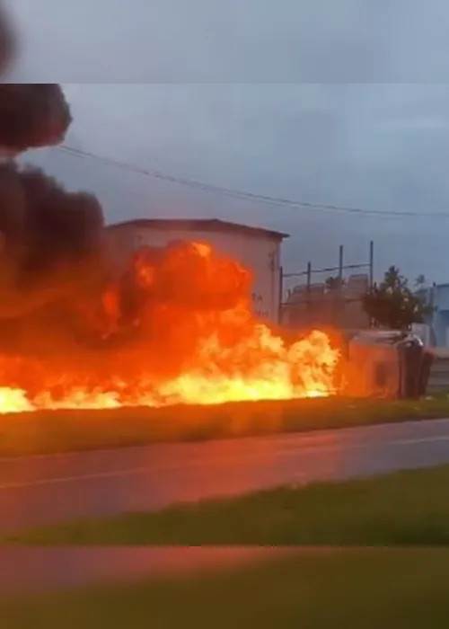 
				Vídeo: caminhão-tanque carregado com combustível pega fogo na BR-101
			
			