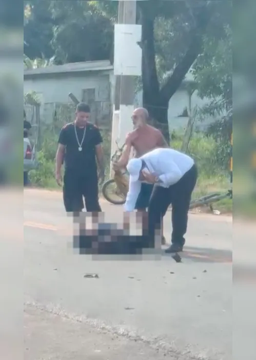 
				Vídeo: colisão entre motos deixa homem gravemente ferido em Marechal Deodoro
			
			
