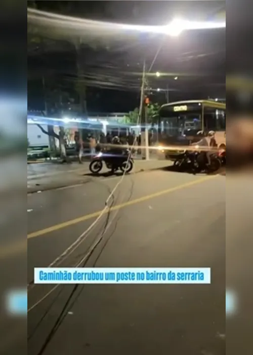 
				Vídeo: fiação atravessa avenida após queda de poste na Serraria
			
			