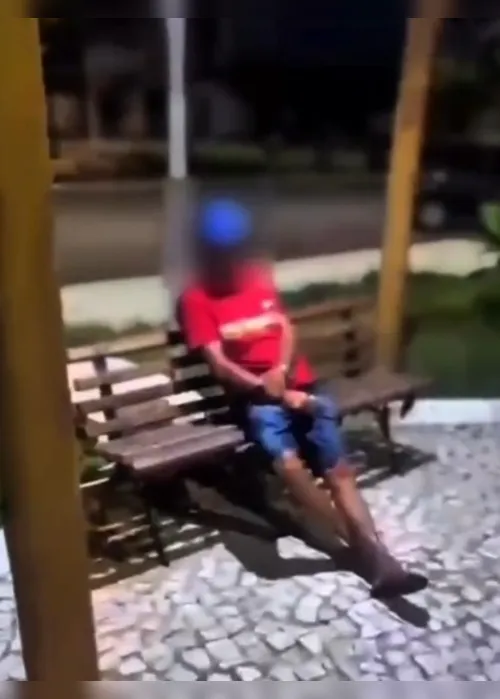 
				Vídeo: homem é flagrado se masturbando em praça pública de Delmiro Gouveia
			
			